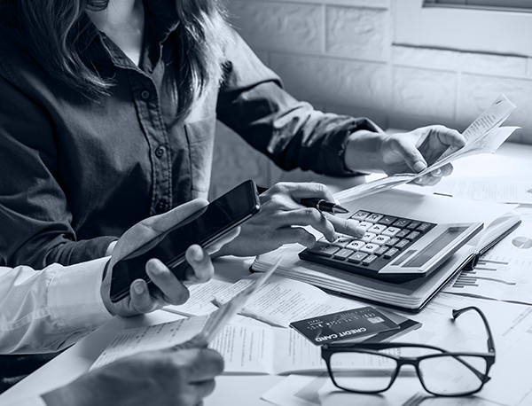 Les Slasheurs Marin et Vanessa gèrent la comptabilité